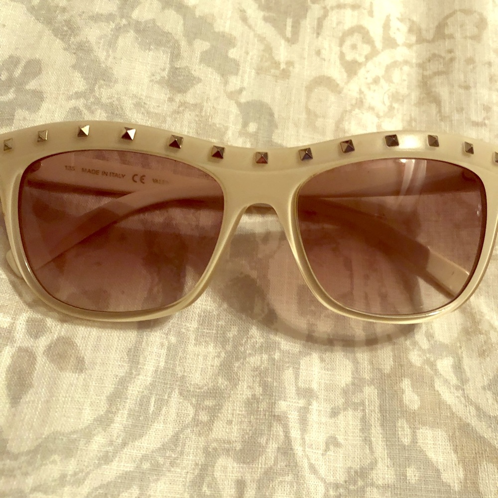 Valentino rockstud sunglasses 🕶